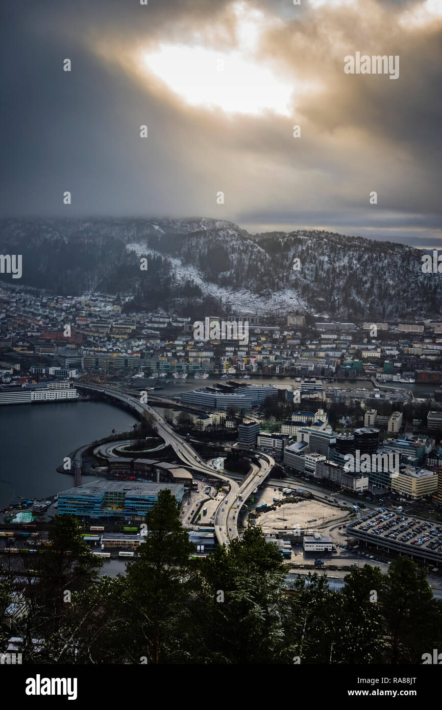 Luftbild von Bergen Straßeninfrastruktur Norwegen. Stockfoto