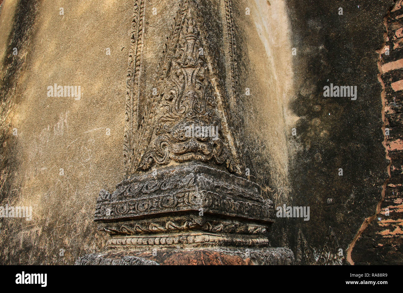 Brick Wall mit eckappliken in Form der Kopf einer Fabelwesen Stockfoto