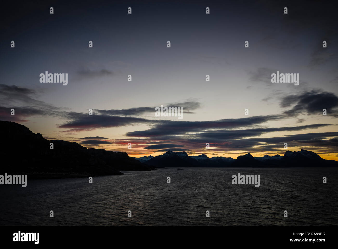 Arktis Twilight Segeln nach Süden auf der Hurtigruten. Stockfoto