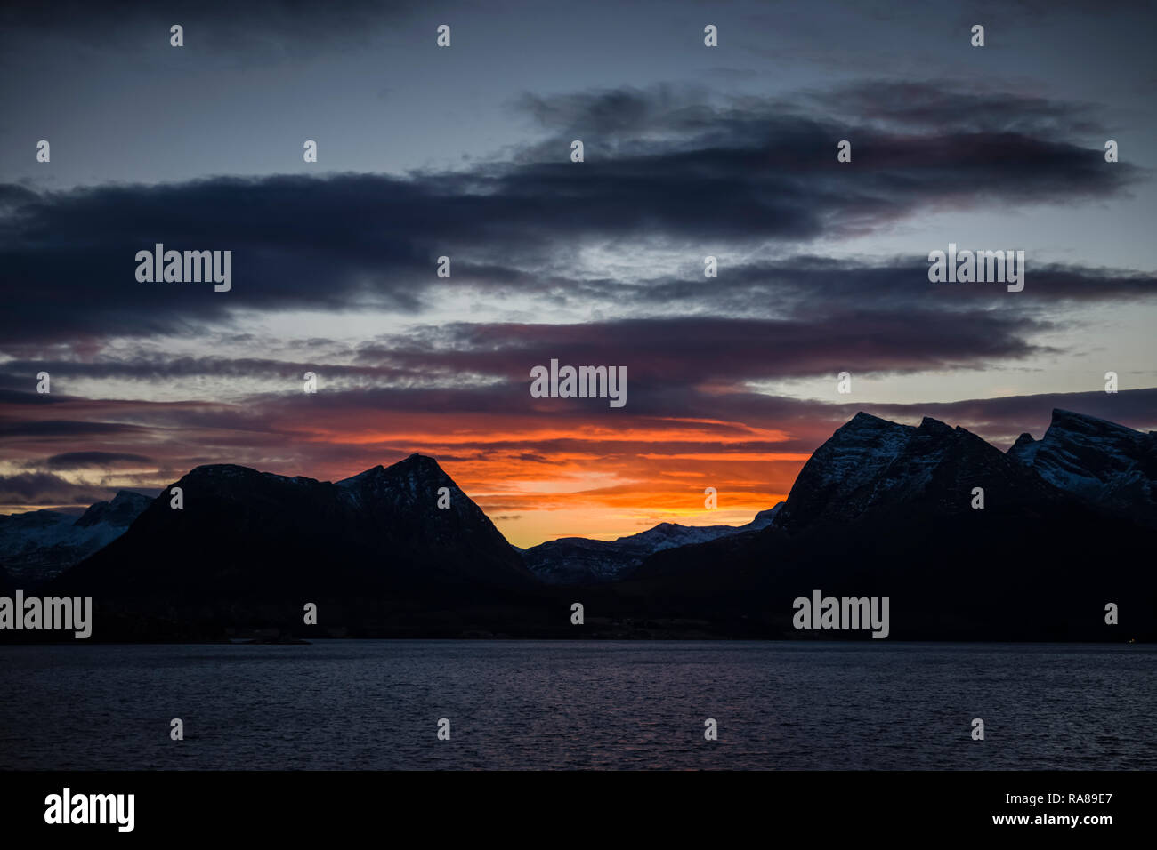 Arktis Twilight Segeln nach Süden auf der Hurtigruten. Stockfoto