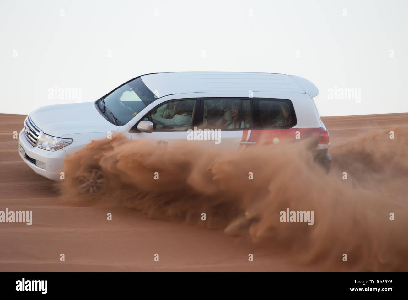 Weibliche indische Touristen auf einer Wüstensafari in der Wüste außerhalb von Dubai in den Vereinigten Arabischen Emiraten. Stockfoto