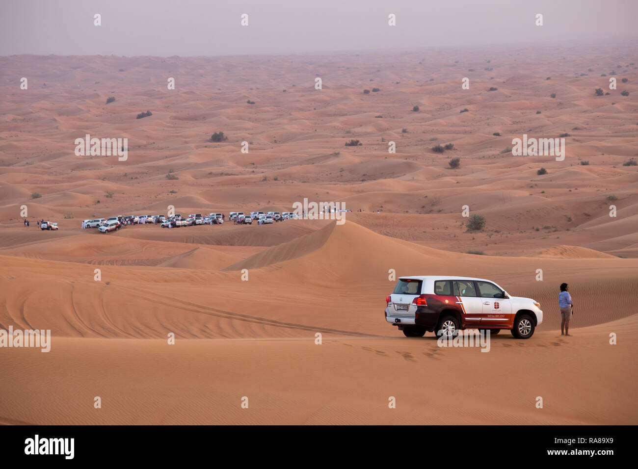 Weibliche indische Touristen auf einer Wüstensafari in der Wüste außerhalb von Dubai in den Vereinigten Arabischen Emiraten. Stockfoto