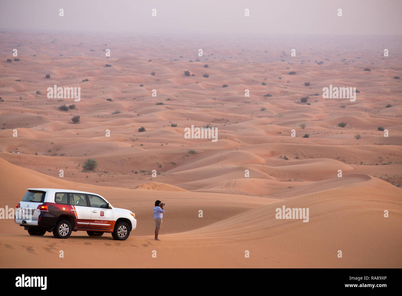 Weibliche indische Touristen auf einer Wüstensafari in der Wüste außerhalb von Dubai in den Vereinigten Arabischen Emiraten. Stockfoto