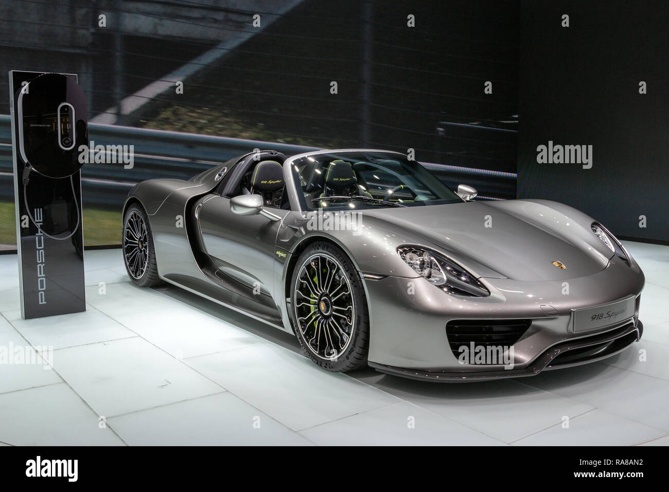 FRANKFURT, Deutschland - 13.09.2013: Porsche 918 Spyder Sportwagen auf der Frankfurter IAA vorgestellt. Stockfoto