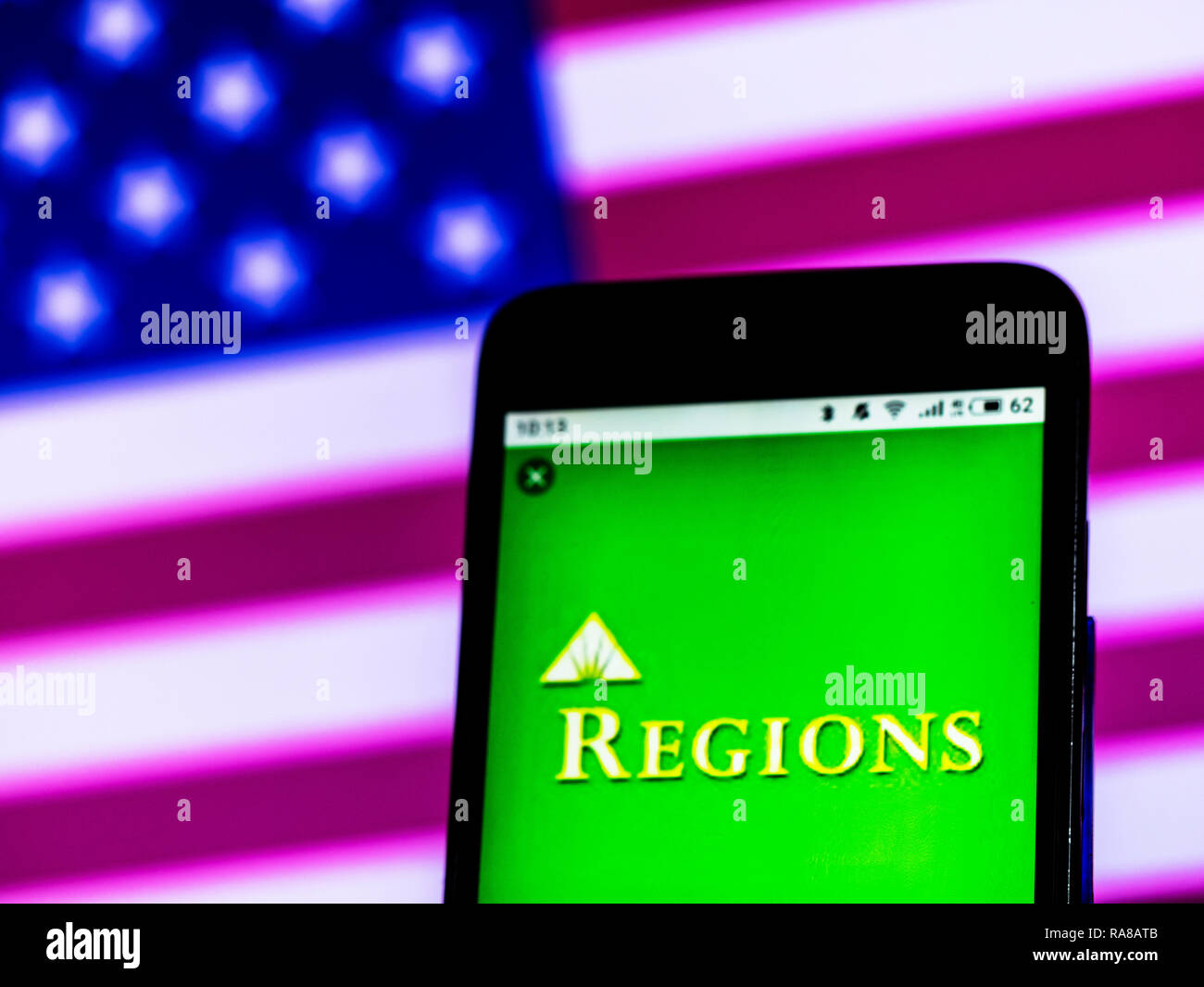Regionen Financial Corporation Banking Company Logo auf dem Smartphone angezeigt Stockfoto Regionen Financial Corporation Banking Company Logo auf dem Smartphone angezeigt Stockfoto