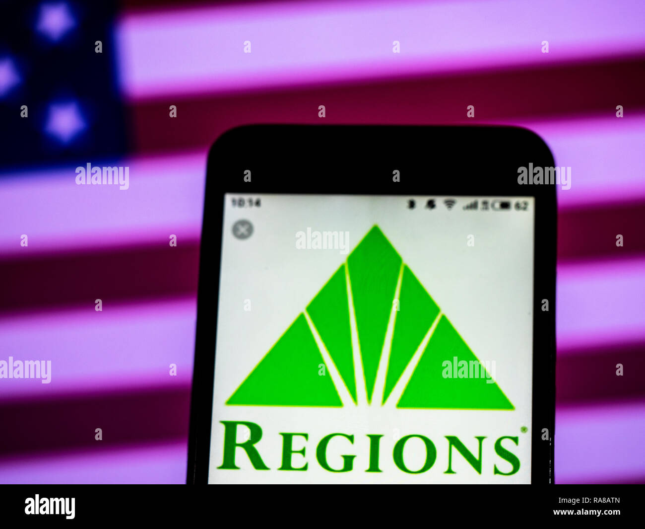 Regionen Financial Corporation Banking Company Logo auf dem Smartphone angezeigt Stockfoto Regionen Financial Corporation Banking Company Logo auf dem Smartphone angezeigt Stockfoto