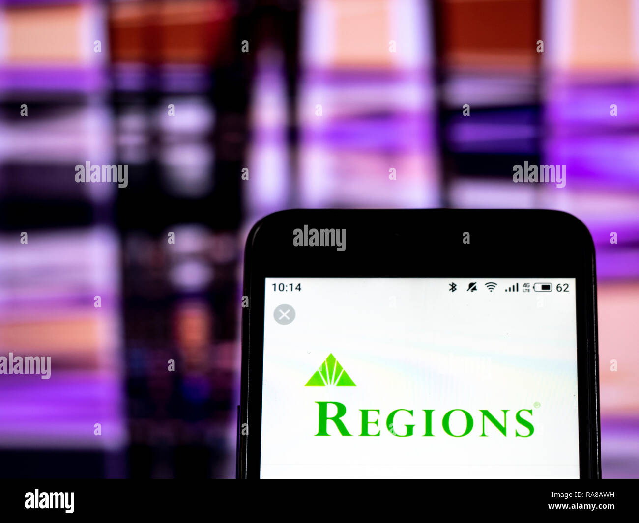 Regionen Financial Corporation Banking Company Logo auf dem Smartphone angezeigt Stockfoto Regionen Financial Corporation Banking Company Logo auf dem Smartphone angezeigt Stockfoto