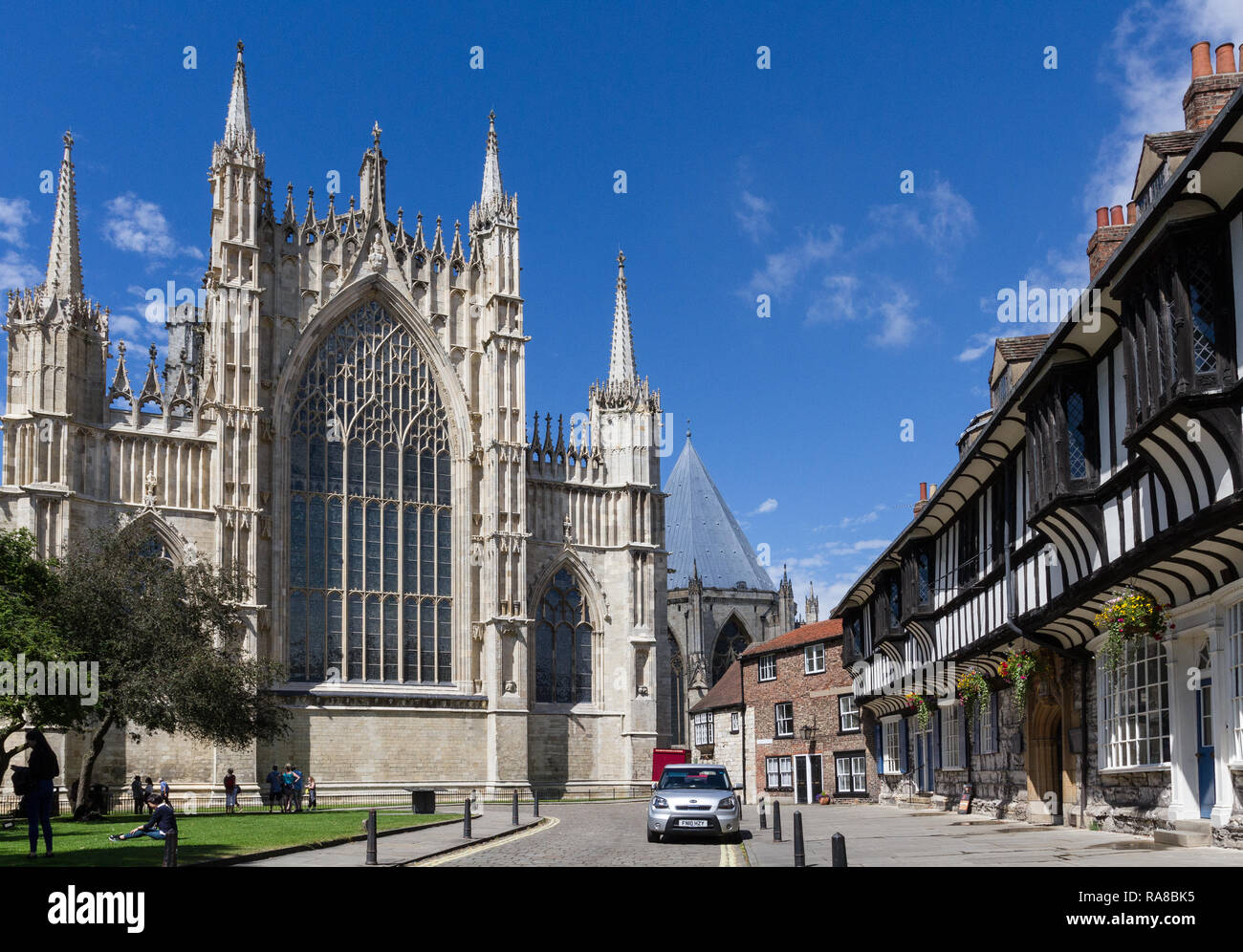 YORK, Großbritannien - 18 Juli, 2016. Eine Außenansicht der Großen Osten Fenster Münster von York von St William's College in York, Großbritannien Stockfoto