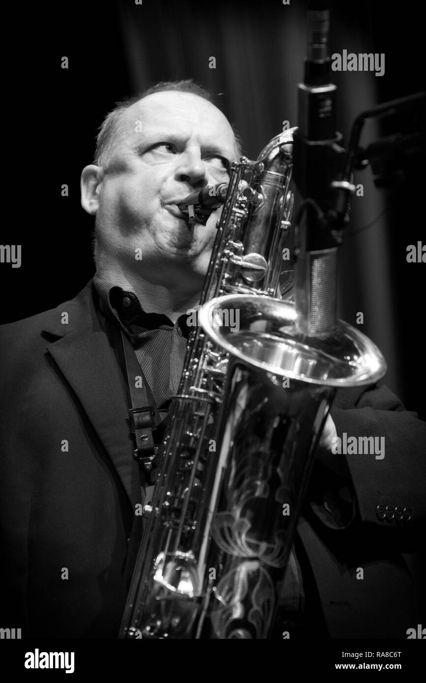 Alan Barnes Solo für Bariton Saxophon mit dem kleinsten gemeinsamen Nenner, Scarborough Jazz Festival 2017 Stockfoto