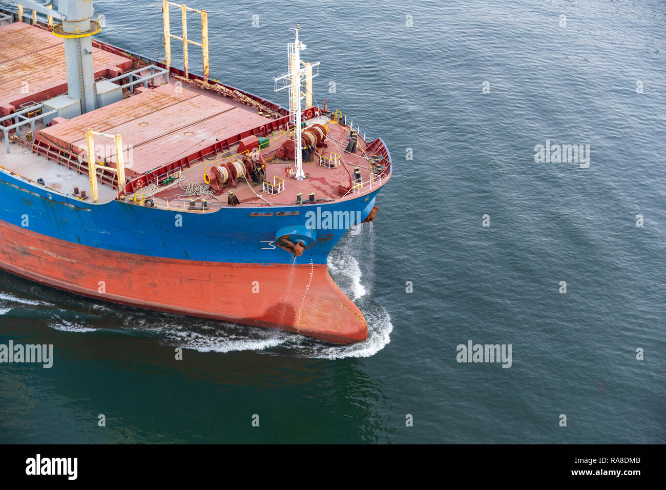 Sea Transport können Sie erhebliche Mengen an Fracht zu transportieren. Großen multi-Tonne Dry Cargo Schiff mit kommerziellen Ladung bewegt sich entlang der r geladen Stockfoto