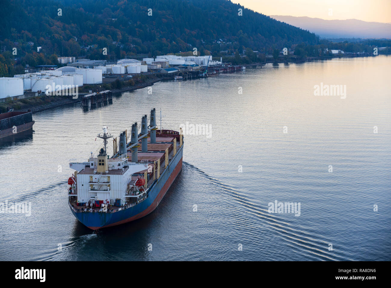 Sea Transport können Sie erhebliche Mengen an Fracht zu transportieren. Großen multi-Tonne Dry Cargo Schiff mit kommerziellen Ladung bewegt sich entlang der r geladen Stockfoto