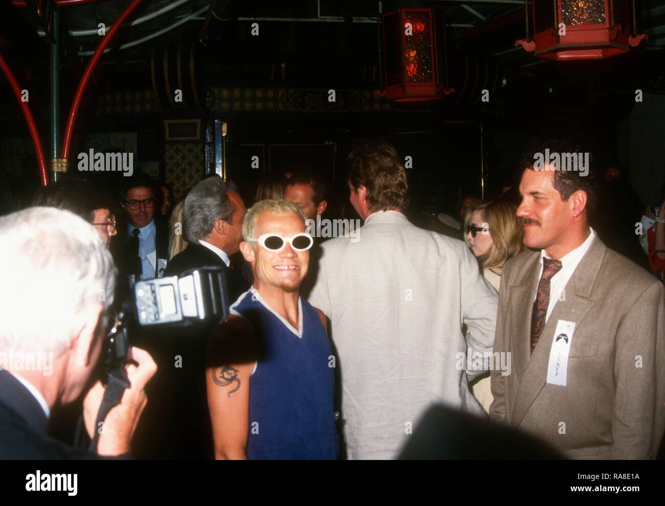 HOLLYWOOD, CA - 19. Juli: Musiker Flea von den Red Hot Chili Peppers sorgt sich Paramount Pictures "coneheads" Premiere am 19. Juli 1993 bei Mann Chinese Theatre in Hollywood, Kalifornien. Foto von Barry King/Alamy Stock Foto Stockfoto