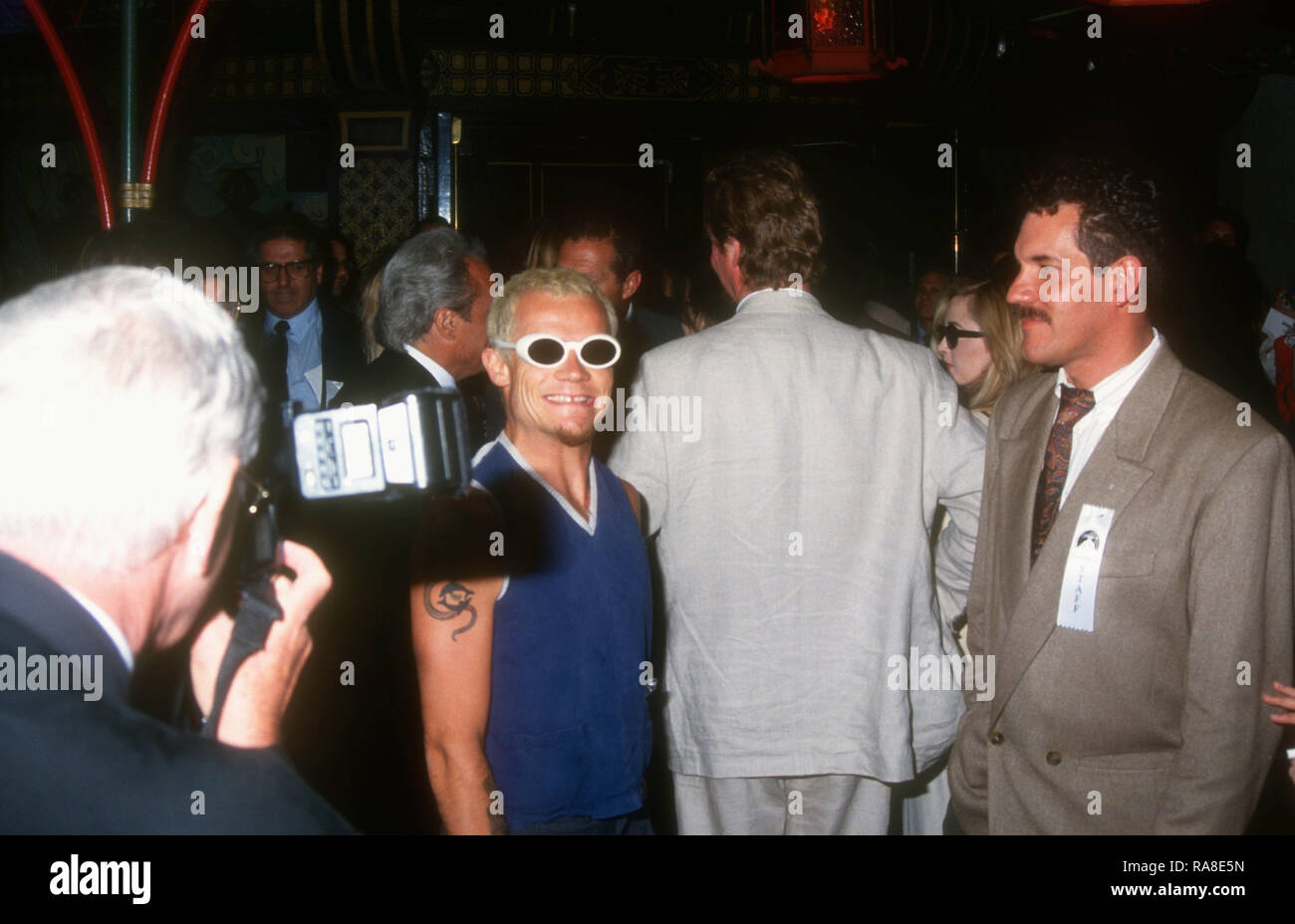 HOLLYWOOD, CA - 19. Juli: Musiker Flea von den Red Hot Chili Peppers sorgt sich Paramount Pictures "coneheads" Premiere am 19. Juli 1993 bei Mann Chinese Theatre in Hollywood, Kalifornien. Foto von Barry King/Alamy Stock Foto Stockfoto