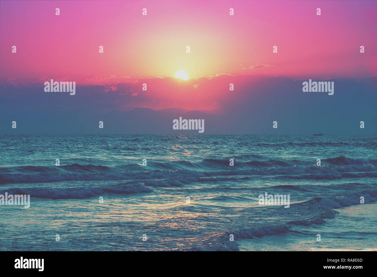 Am frühen Morgen. Sonnenaufgang über dem Meer; Stockfoto