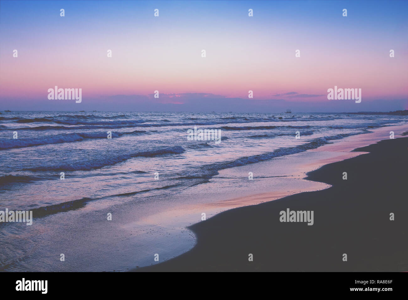 Am frühen Morgen. Sonnenaufgang über dem Meer; Stockfoto