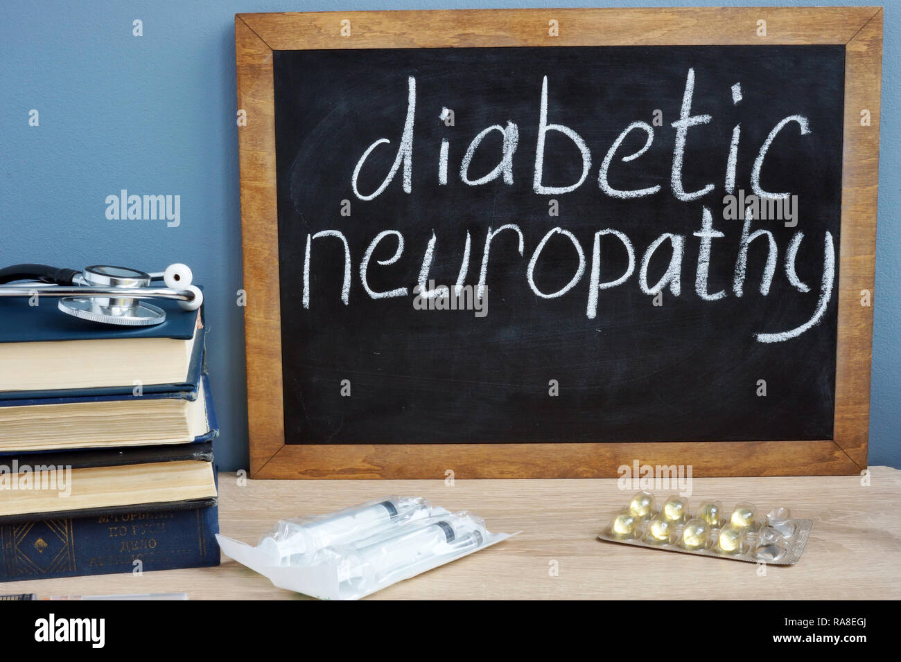 Diabetische Neuropathie handschriftlich auf einer Tafel. Stockfoto