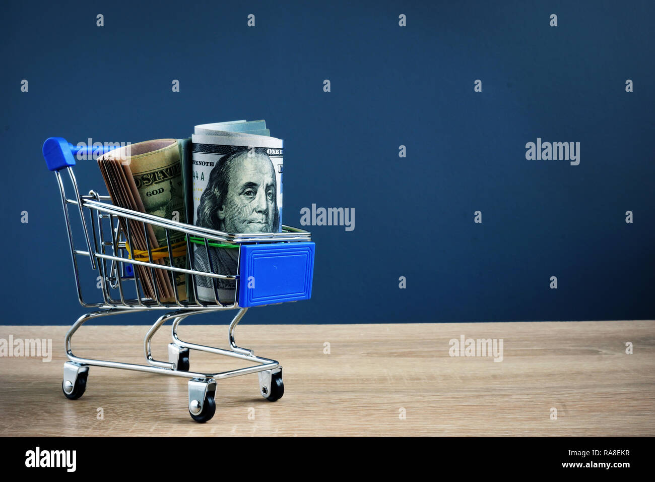 Bargeld für Darlehen in den Warenkorb. Geld verleihen. Stockfoto