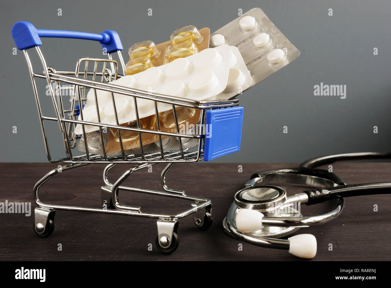 Medizinische Versicherung. Warenkorb mit Medikamenten und Stethoskop. Stockfoto