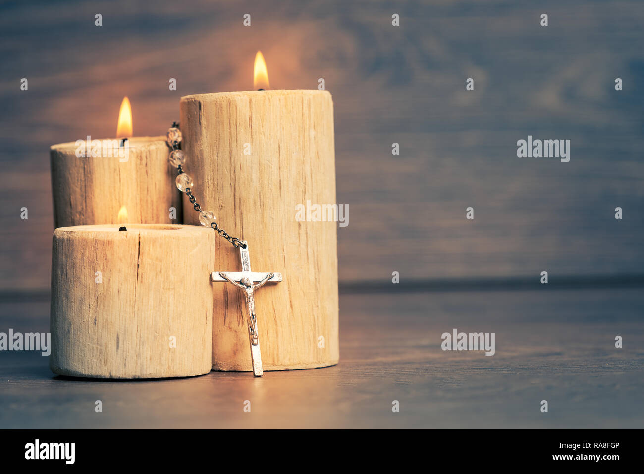 Silber Rosenkranz mit Jesus auf der Kerze an den hölzernen Tisch, Religion Konzept, Vintage Style mit split Muskelaufbau. Stockfoto