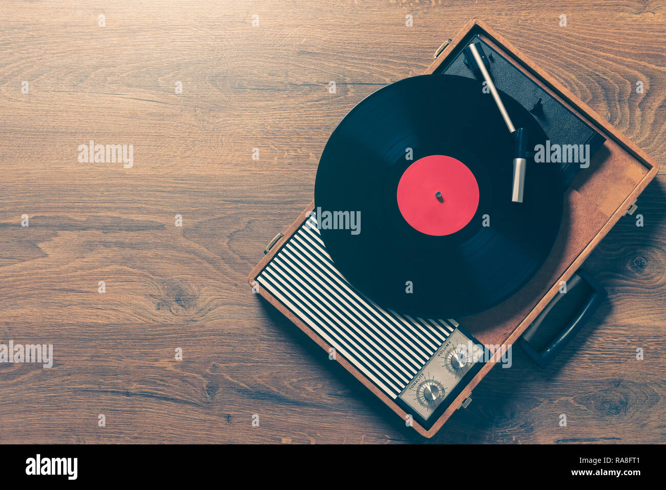 Retro Grammophon mit einer Schallplatte auf Holztisch, Ansicht von oben und kopieren Sie Raum, Vintage Style mit split Muskelaufbau. Stockfoto