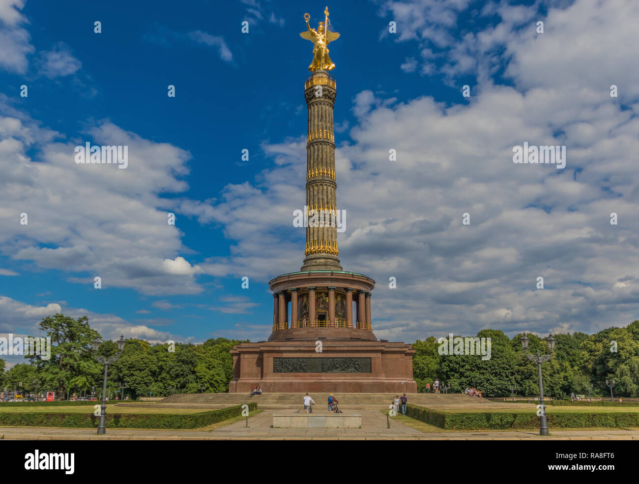 Berlin, Deutschland - der Tiergarten ist wahrscheinlich der bekannteste  Park in Berlin und die Berliner Siegessäule populär von U2 und Wim Wenders  Stockfotografie - Alamy