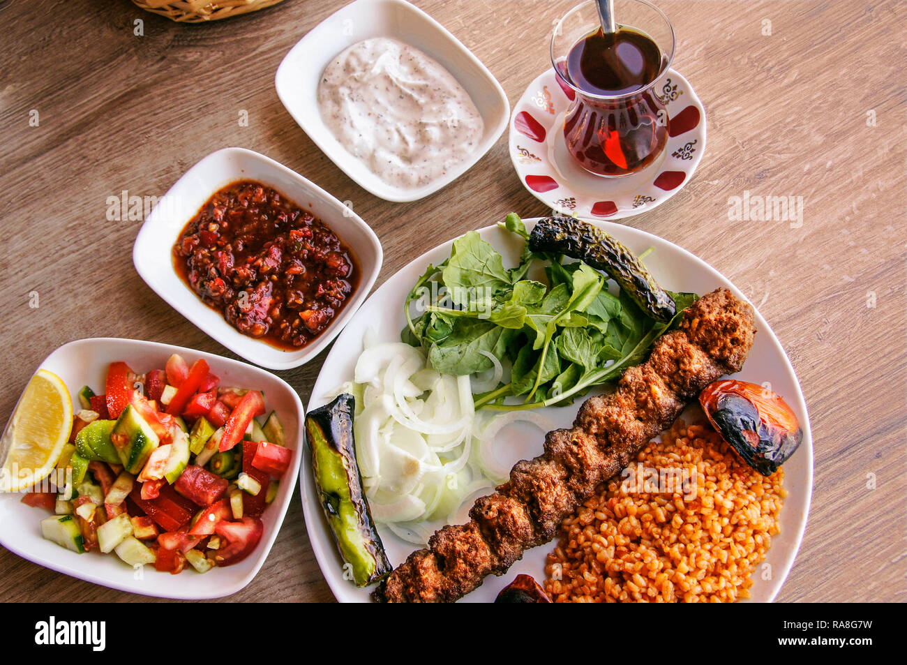 Traditionelle türkische Speisen. Mahlzeit, Tomaten und Gurken Salat ...