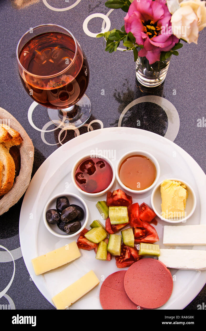 Traditionelle türkische Speisen. Frühstück, schwarze Oliven, Kirschen, Marmelade, Honig, Butter, frischem Käse, Wurst, Käse und Tomaten und Gurken Salat. Türkei Stockfoto