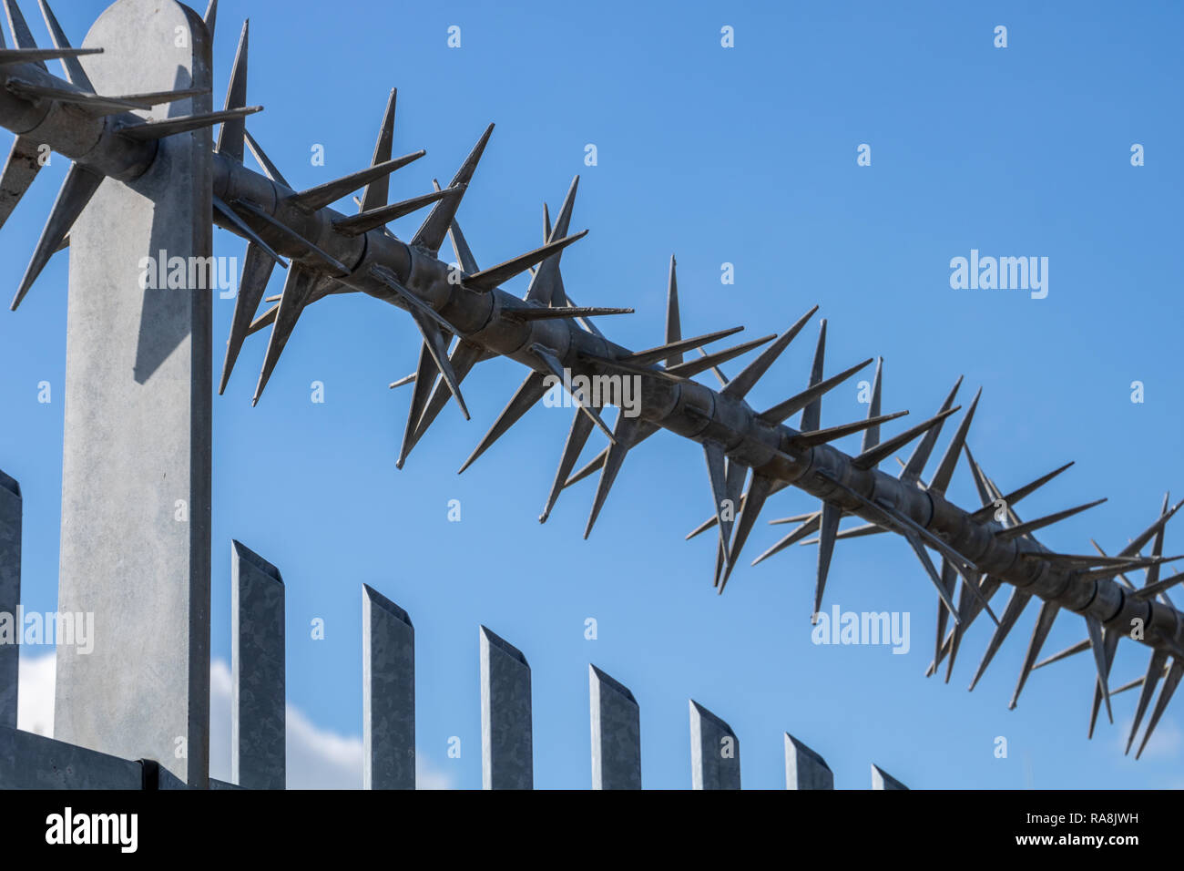 Ein Zaun mit scharfen Spitzen für gesicherten Bereichen. halten Diebe und  Einbrecher aus dem Bereich Stockfotografie - Alamy