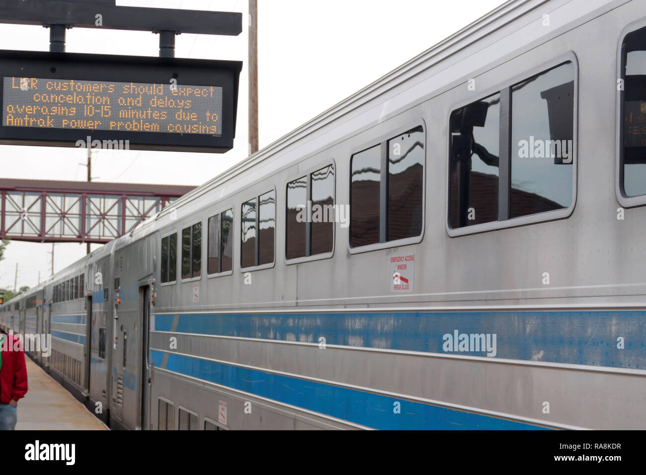Bay Shore NEW YORK, USA - 29. Mai 2017: Zug kommt spät in Bay Shore mit dem Zeichen zeigen, Annullierungen und Verspätungen, weil Amtrak Probleme mit der Stromversorgung. Stockfoto