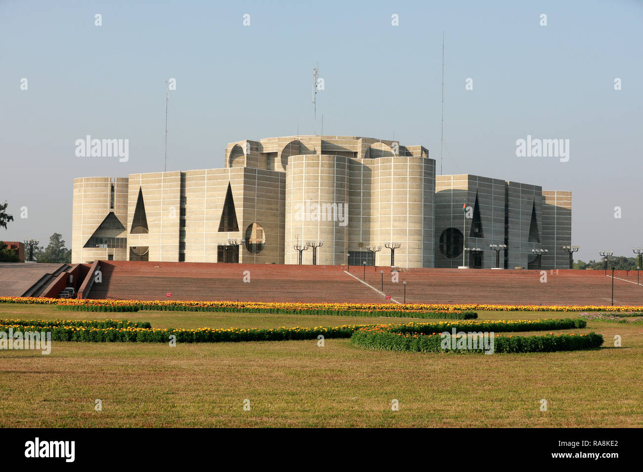 Dhaka, Bangladesch - Dezember 30, 2018: Bangladesh National Parliament House, Sher-e-Bangla Nagar in Dhaka. Entworfen vom Architekten yale Unive Stockfoto