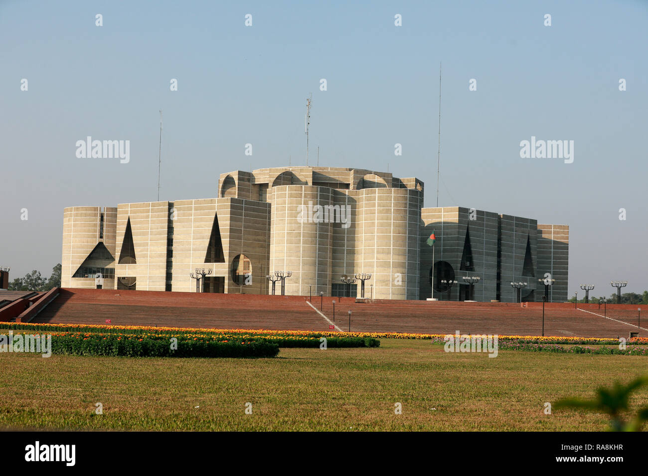 Dhaka, Bangladesch - Dezember 30, 2018: Bangladesh National Parliament House, Sher-e-Bangla Nagar in Dhaka. Entworfen vom Architekten yale Unive Stockfoto