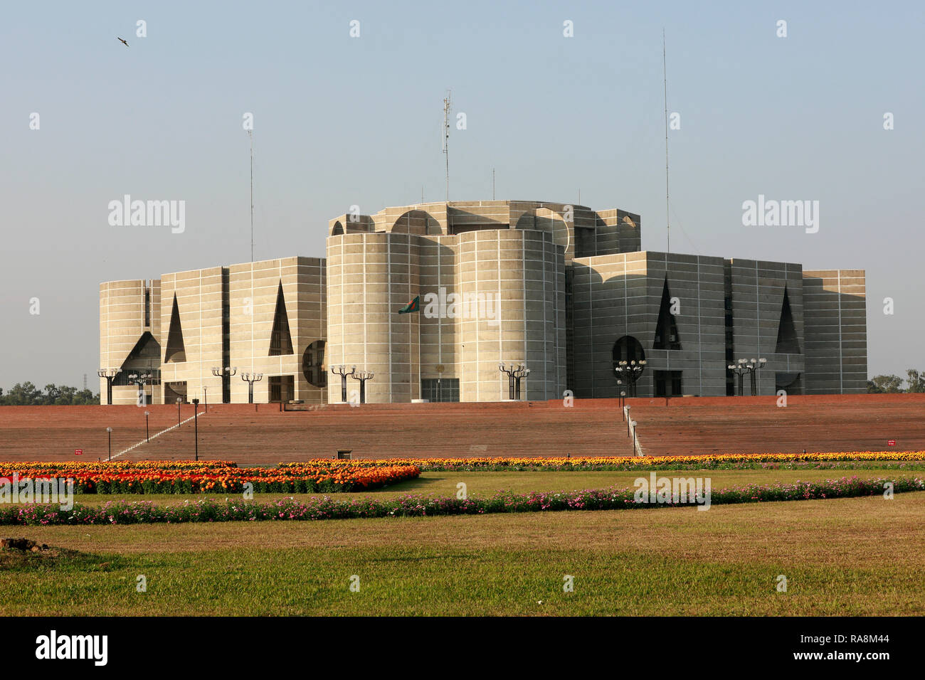 Dhaka, Bangladesch - Dezember 30, 2018: Bangladesh National Parliament House, Sher-e-Bangla Nagar in Dhaka. Entworfen vom Architekten yale Unive Stockfoto