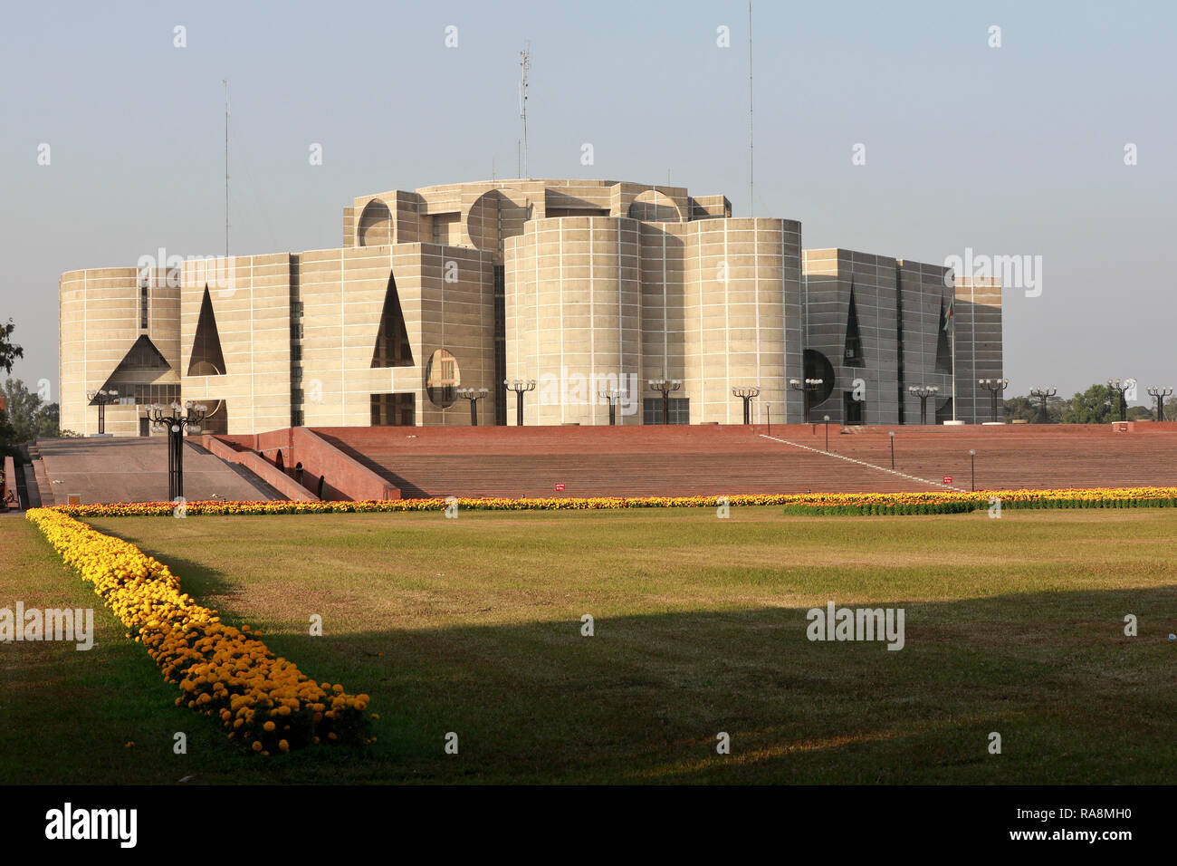 Dhaka, Bangladesch - Dezember 30, 2018: Bangladesh National Parliament House, Sher-e-Bangla Nagar in Dhaka. Entworfen vom Architekten yale Unive Stockfoto