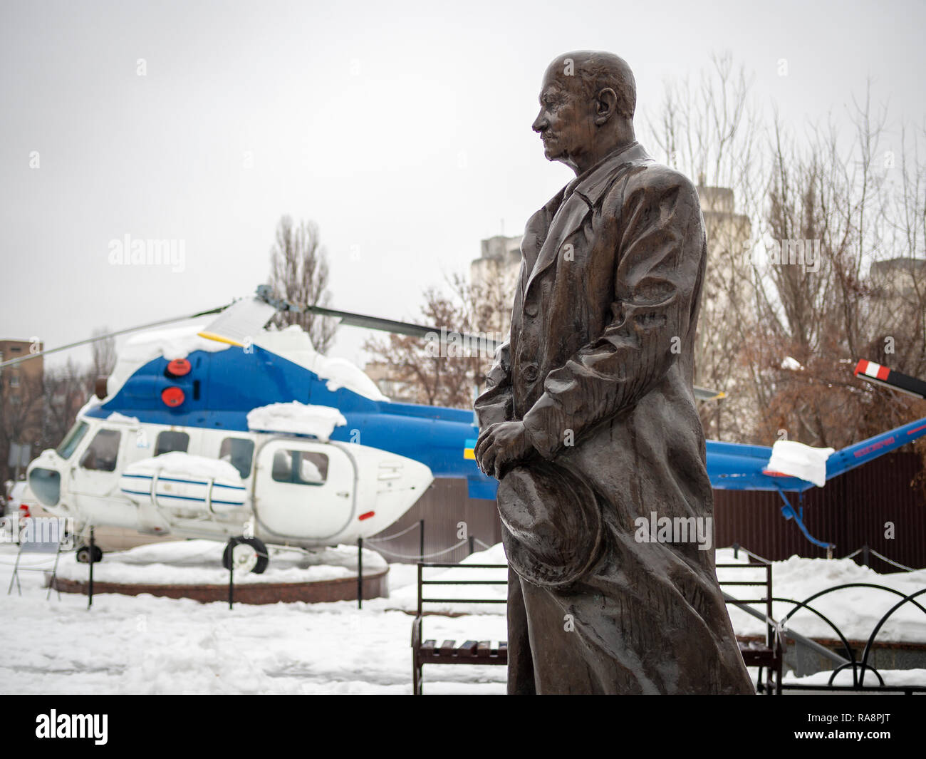 Kiew, Ukraine - Dezember 28, 2018: Denkmal für Igor Sikorsky von M.Oleinik Stockfoto