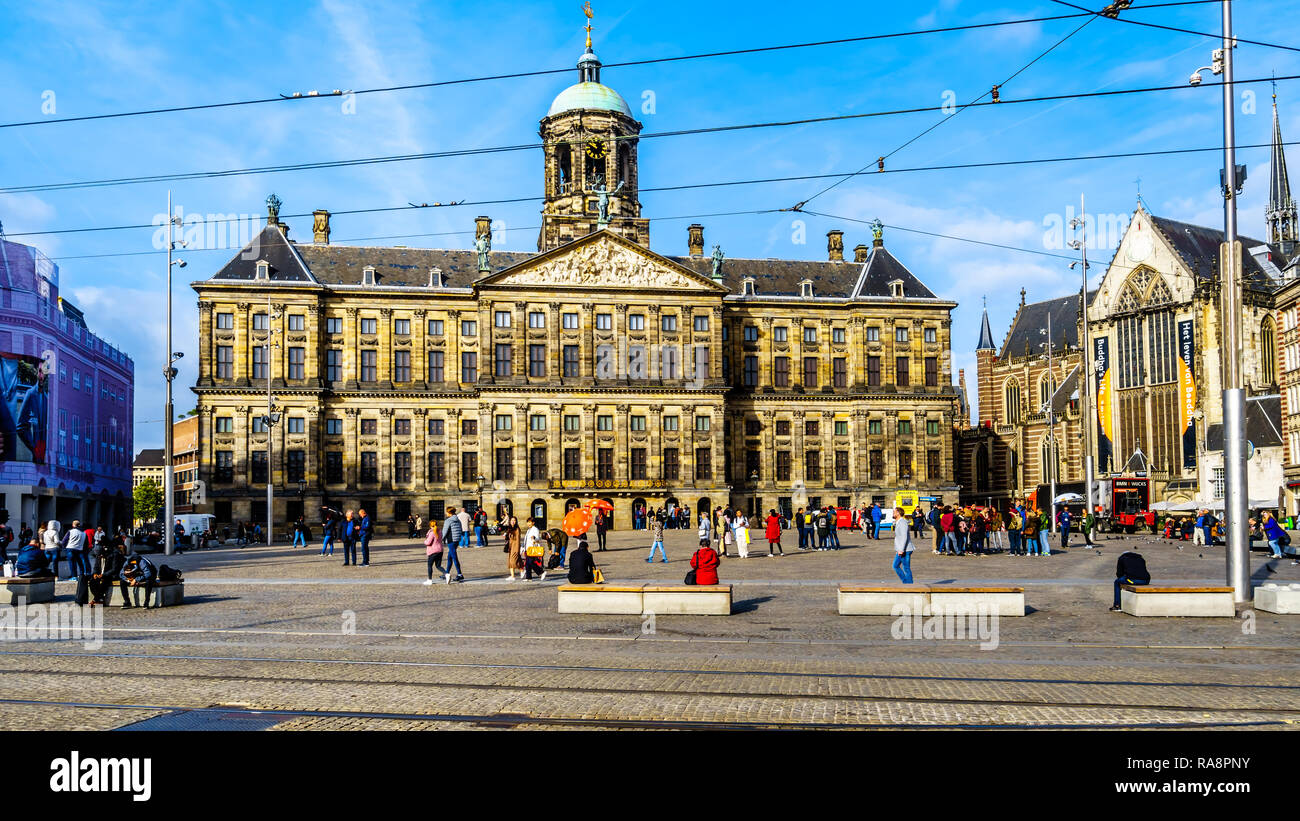 Der Dam Platz im historischen Zentrum von Amsterdam mit der Royal Palace auf dem im Hintergrund in den Niederlanden Stockfoto