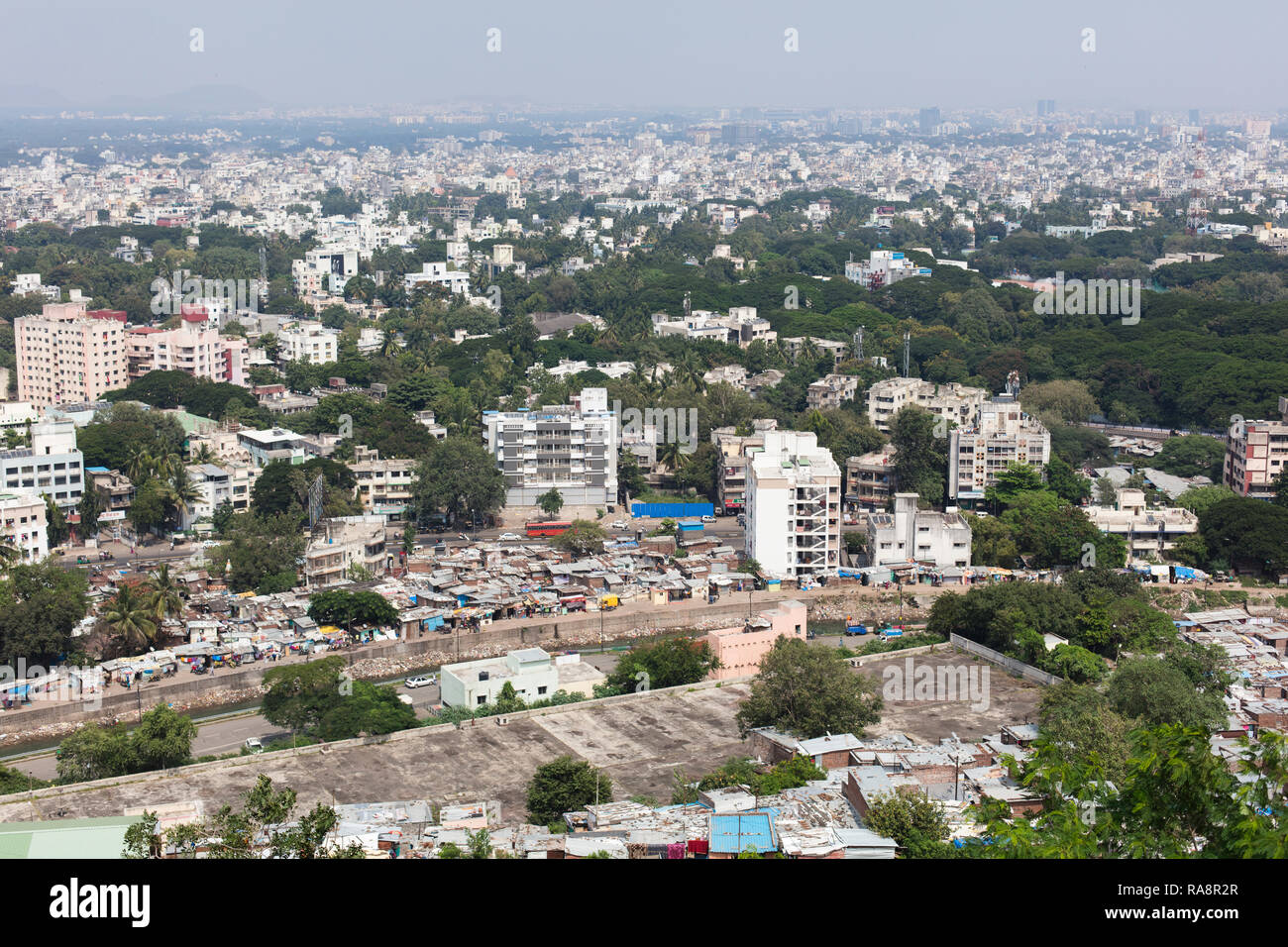 Pune, Maharashtra/Indien - Oktober 2015: Blick über die Stadt Pune, Indien. Stockfoto