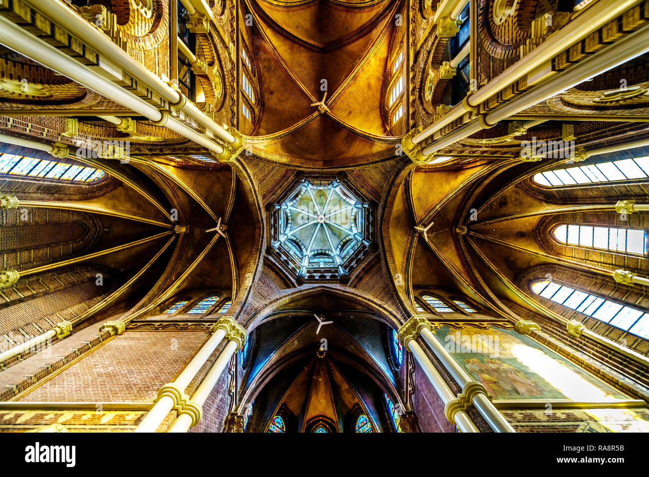 Die neugotische Innenausstattung der Posthoorn Kirche Basilika im Stadtzentrum von Amsterdam in den Niederlanden Stockfoto