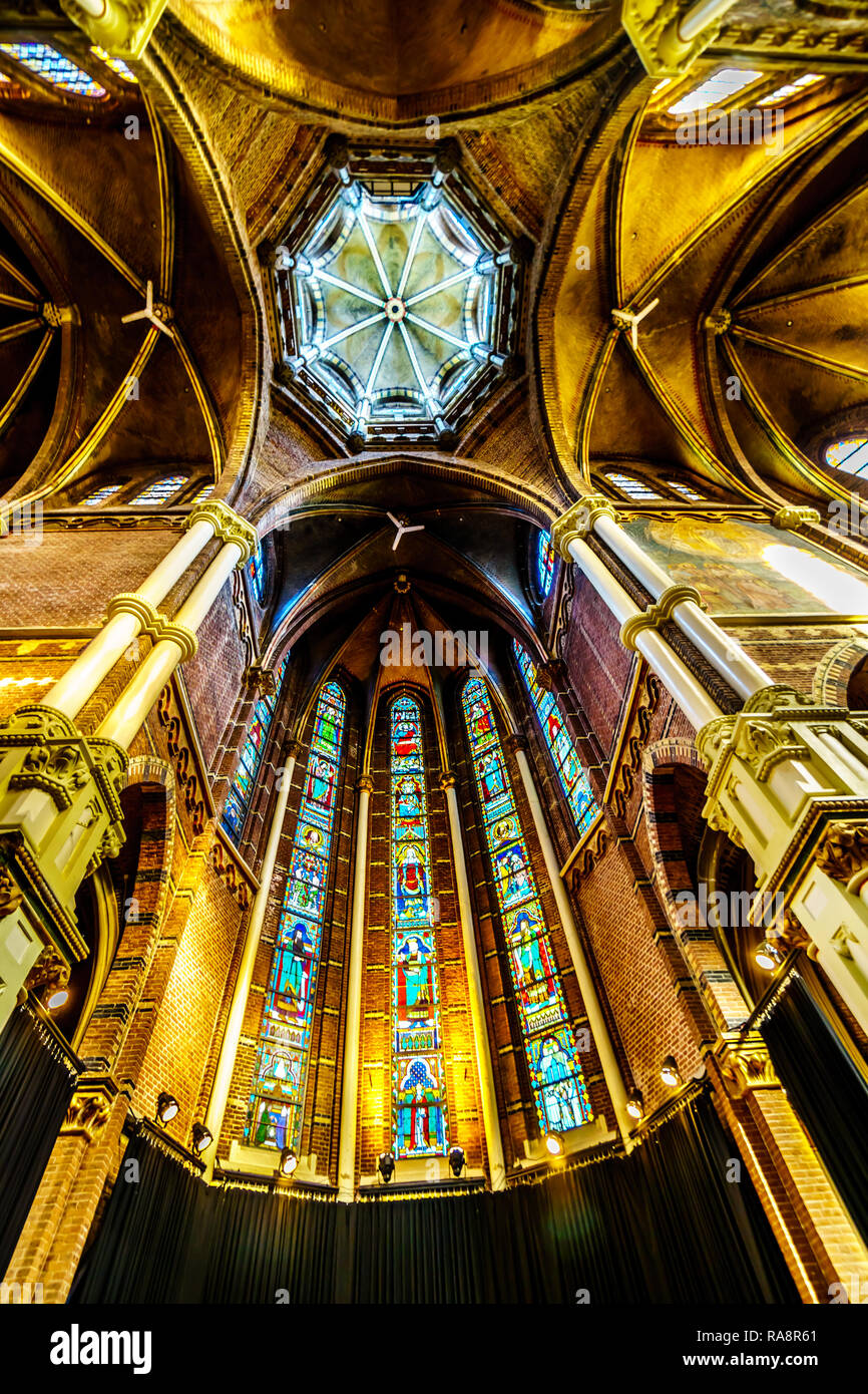 Die neugotische Innenausstattung der Posthoorn Kirche Basilika im Stadtzentrum von Amsterdam in den Niederlanden Stockfoto