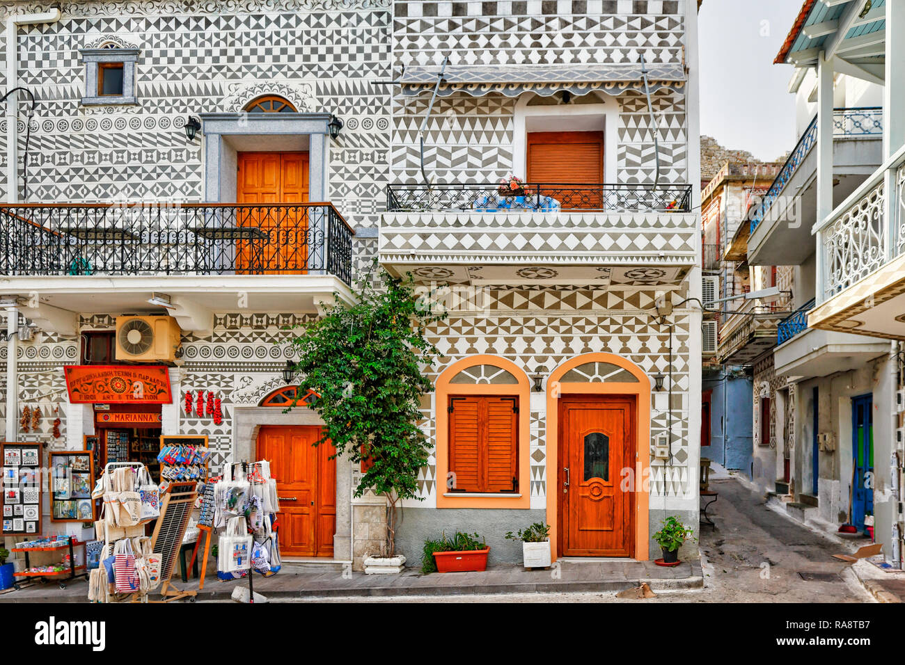 Traditionelle Häuser mit den berühmten geometrischen Mustern verziert Kratzen in der mittelalterlichen Dichtmasse Dorf Pyrgi auf der Insel Chios, Griechenland Stockfoto