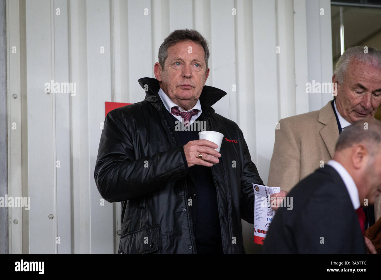 Stevenage Football Club Vorsitzender, Phil Wallace in Stand auf lamex Stadion während des Spiels Stockfoto