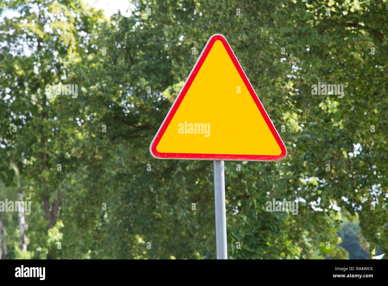 Leere Straße Zeichen stehen auf der Straße. Leeren Straße vor. Stockfoto