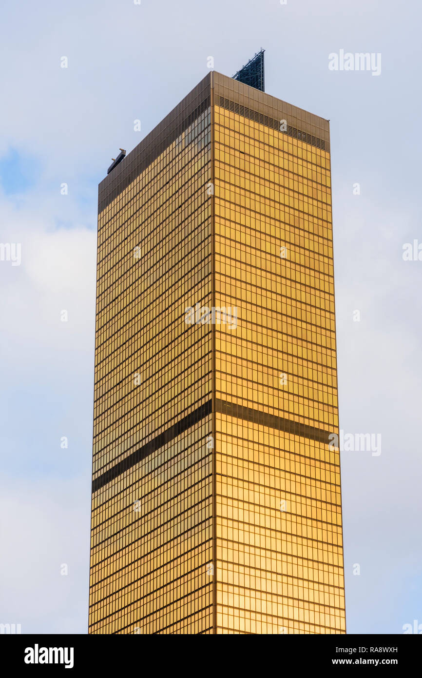 Oberen Etagen des gold Fassade des Fernen Osten Finance Center Office Block, Admiralität, Hong Kong Stockfoto