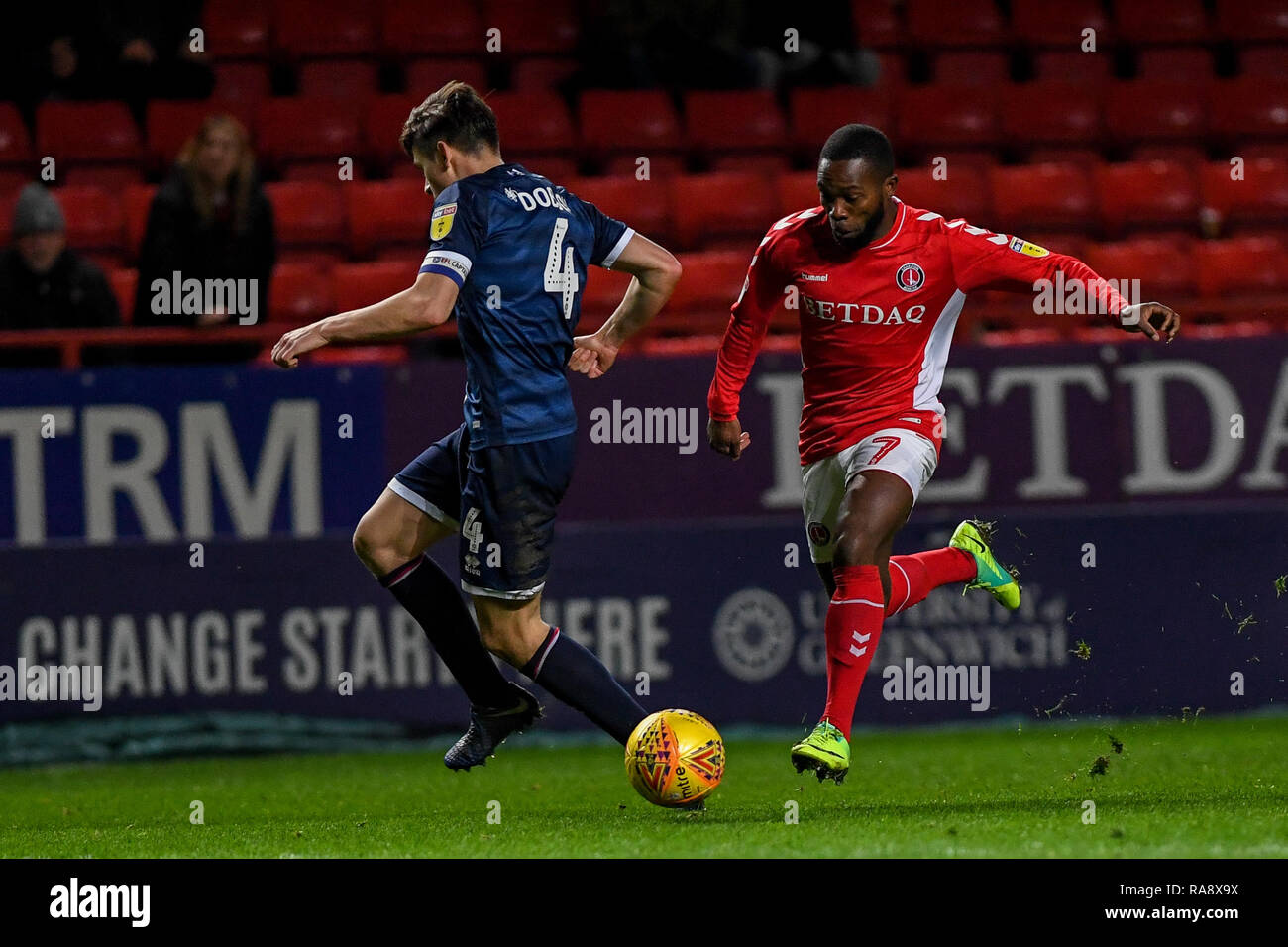 1. Januar 2019, das Tal, Charlton, England; EFL-Liga 1, Charlton vs Walsall; Mark Marshall (07) von charlton vorbei George Dobson (04) von Walsall Credit: Phil Westlake/News Bilder der Englischen Football League Bilder unterliegen DataCo Lizenz Stockfoto