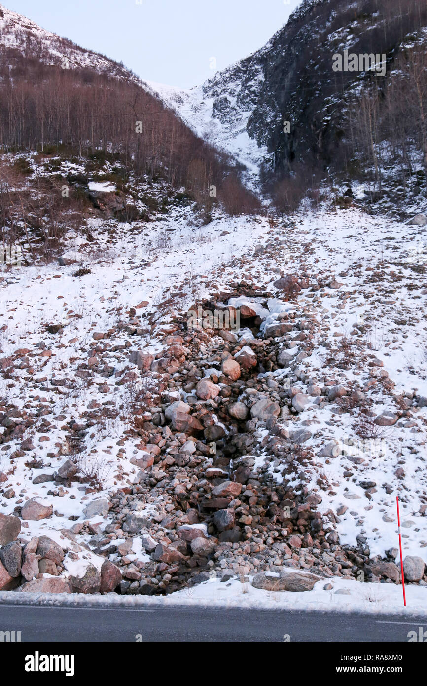 Riesiger Felssturz im Schnee Stockfoto