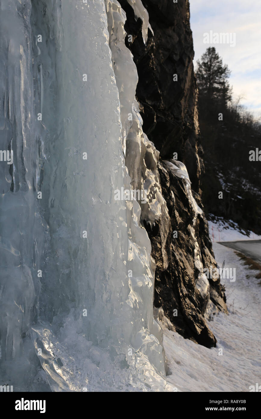 Gefrorenen Wasserfall Eiszapfen an Rock Stockfoto