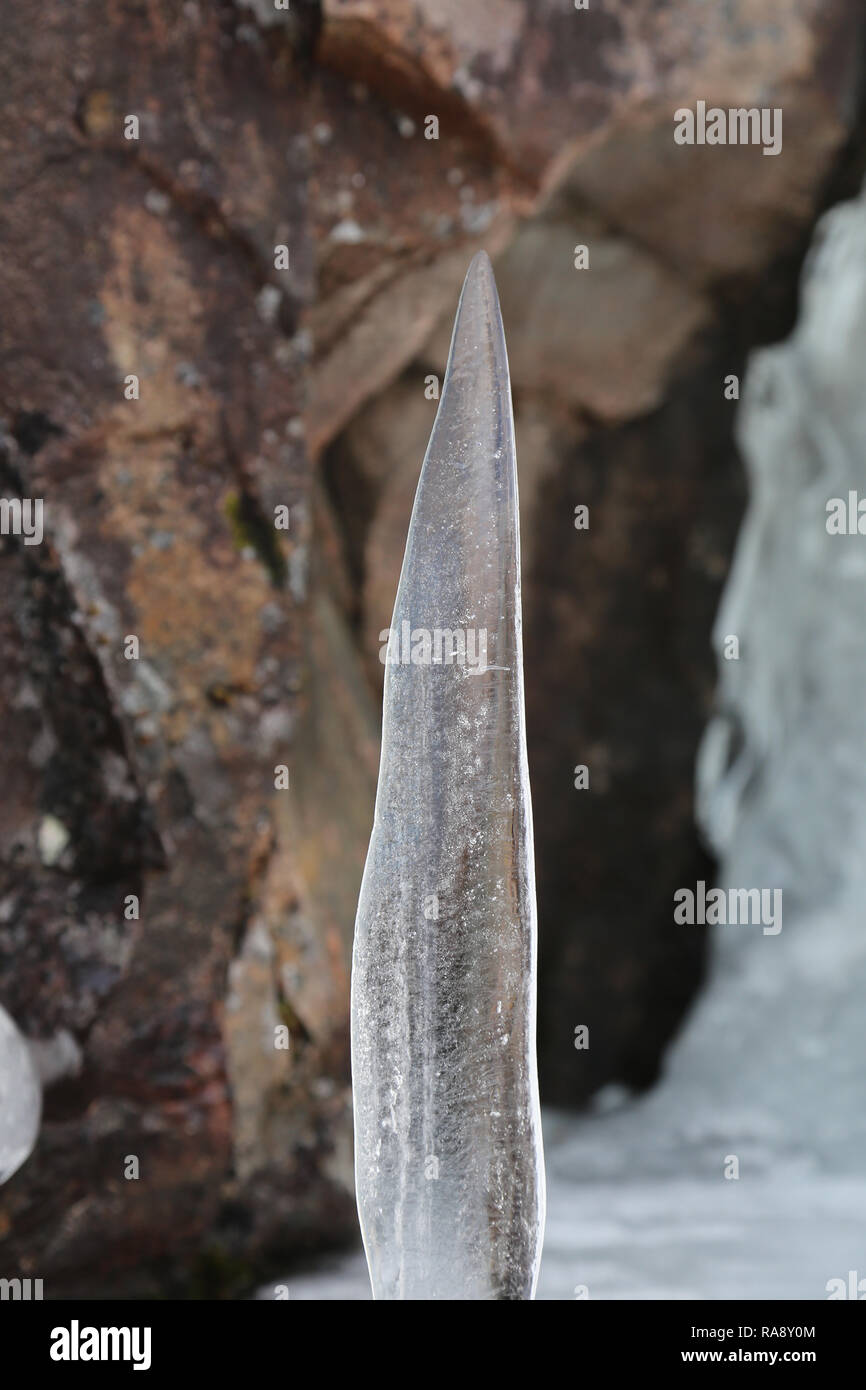 Gefrorenen Wasserfall Eiszapfen an Rock Stockfoto