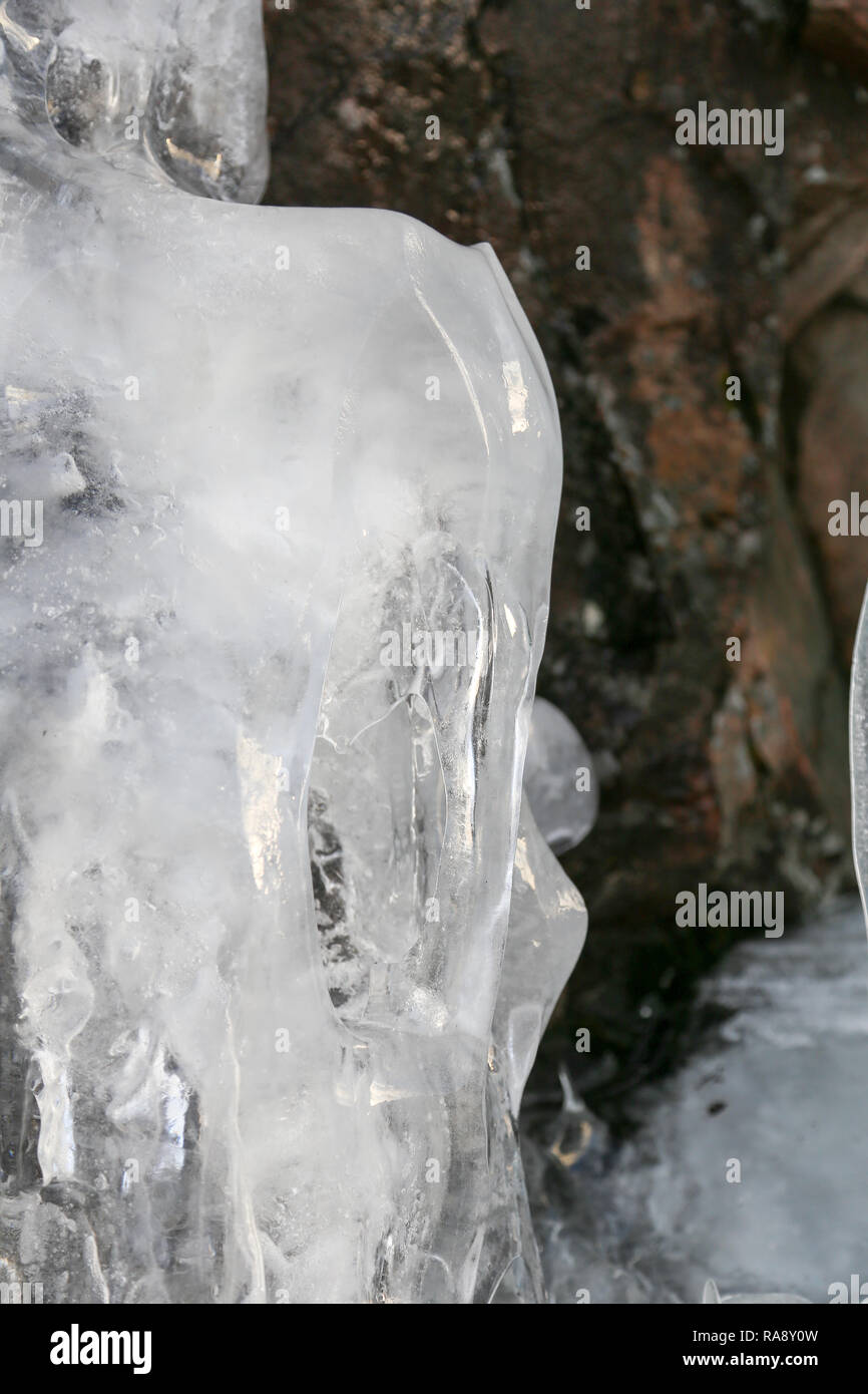 Gefrorenen Wasserfall Eiszapfen an Rock Stockfoto