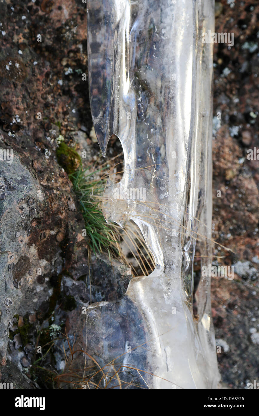 Gefrorenen Wasserfall Eiszapfen an Rock Stockfoto