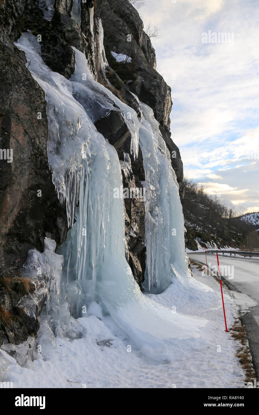 Gefrorenen Wasserfall Eiszapfen an Rock Stockfoto