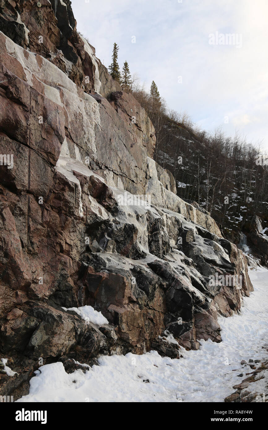 Gefrorenen Wasserfall Eiszapfen an Rock Stockfoto